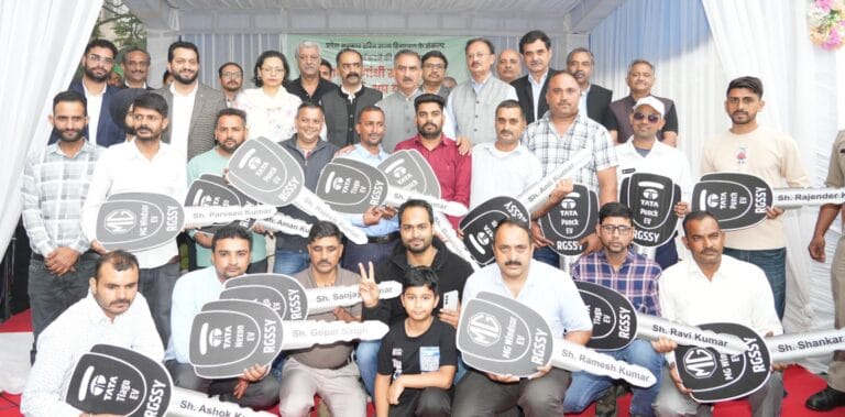 Shimla: मुख्यमंत्री ने आरजीएसएसवाई के तहत 20 ई-टैक्सियों को हरी झंडी दिखाकर किया रवाना