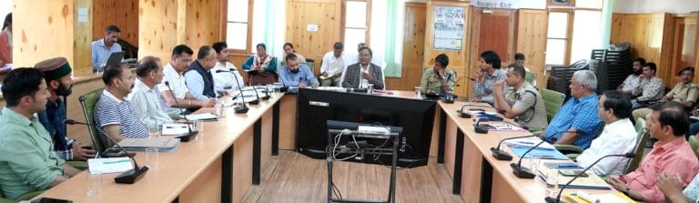 Kinnaur: राजस्व मंत्री ने की किन्नौर जिले के विकास कार्यों की समीक्षा, अधिकारियों को समयबद्ध निर्माण के निर्देश