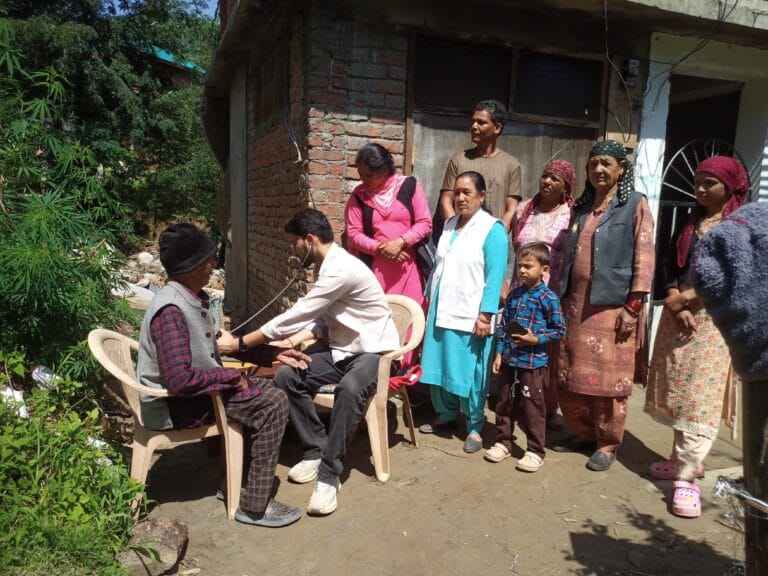Mandi: टिपरा गांव में स्वास्थ्य विभाग की टीम ने की 79 लोगों की जांच, दवाइयां वितरित कर किया जागरूक