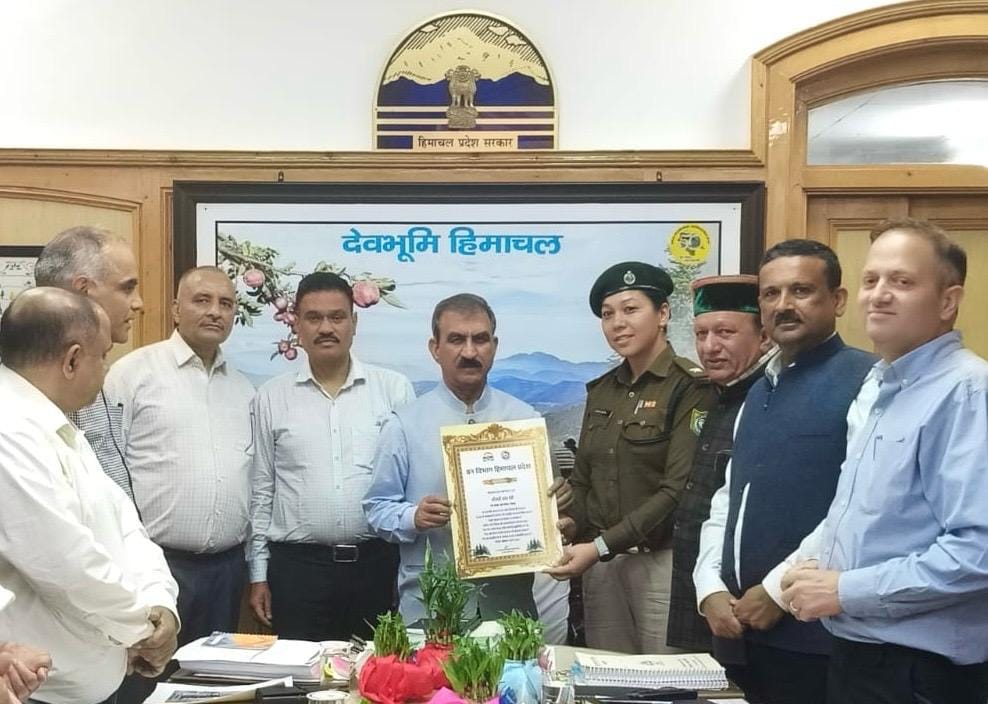 Rampur Bushahr: उषा देवी को मुख्यमंत्री द्वारा सम्मान — वन्यजीव सुरक्षा में उत्कृष्ट साहस और सेवा का प्रतीक