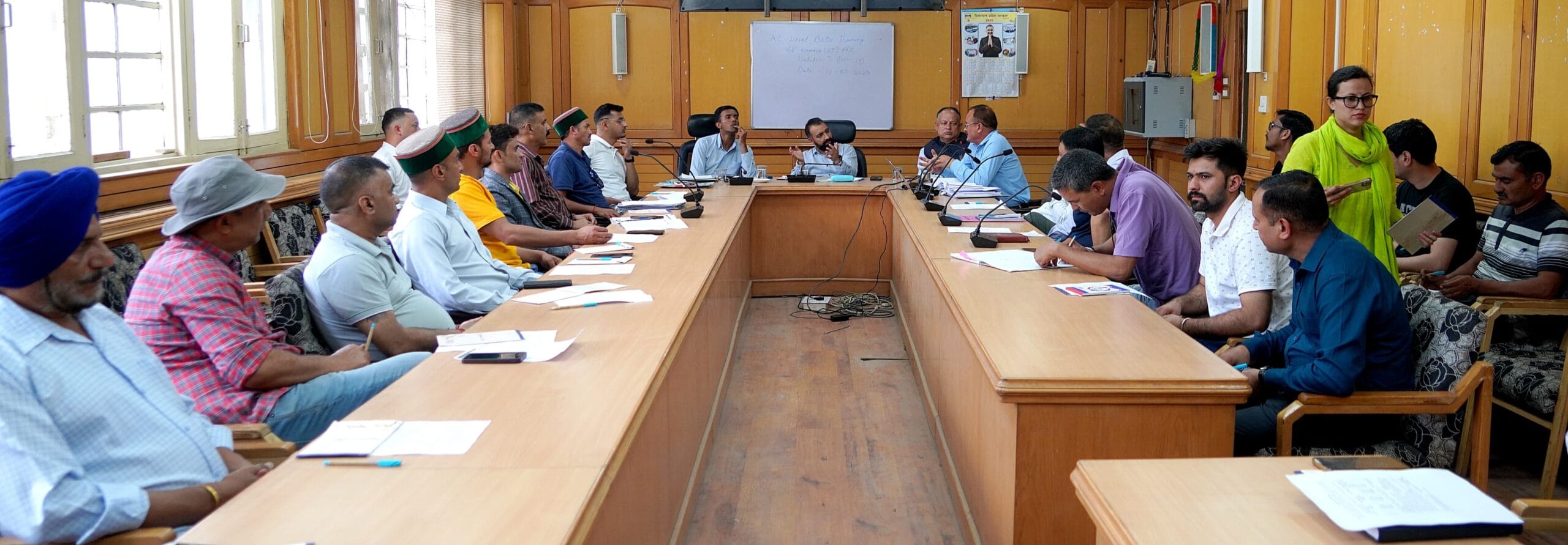 Kinnaur: सेब सीज़न की तैयारी को लेकर किन्नौर में बैठक आयोजित, उपायुक्त ने दिए निर्देश