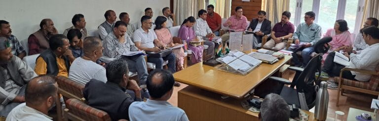 Rampur Bushahr: लूहरी परियोजना से मकानों में दरारें, प्रभावितों ने पुनर्मूल्यांकन और स्थायी रोजगार की मांग उठाई