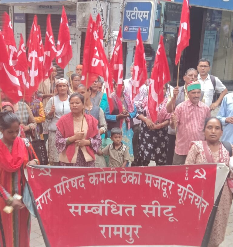 Rampur Bushahr: नगरपरिषद रामपुर के ठेका मजदूरों का वेतन न मिलने और श्रम कानूनों की अनदेखी के खिलाफ प्रदर्शन