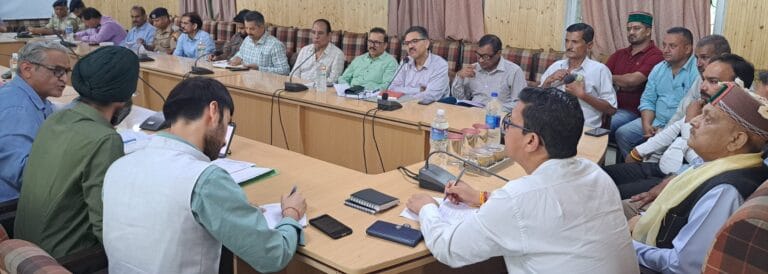 Rampur Bushahr: विधायक नंद लाल ने की विकास कार्यों की समीक्षा, बस समय, सड़क निर्माण और मूलभूत सेवाओं पर दिए निर्देश