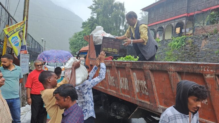Rampur Bushahr: रामपुर में अवैध रेहड़ी-फड़ी वालों पर प्रशासन का शिकंजा, संयुक्त टीम ने की सख्त कार्रवाई