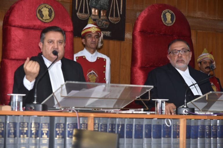 Shimla: हिमाचल उच्च न्यायालय में न्यायमूर्ति तरलोक सिंह चौहान को दी गई भावभीनी विदाई झारखंड उच्च न्यायालय के मुख्य न्यायाधीश बनने पर हुआ सम्मान