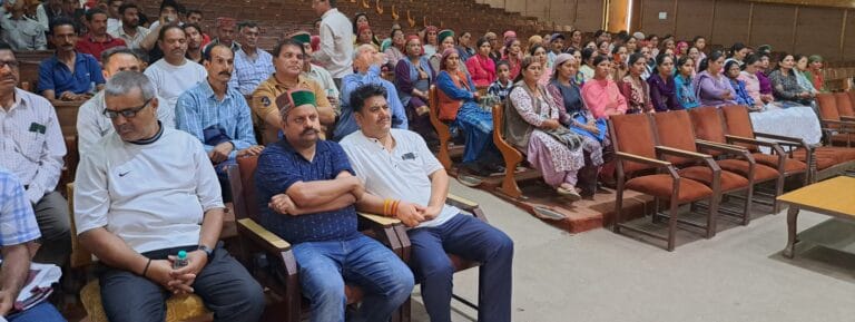 Rampur Bushahr: अभिभावकों ने छात्रों के लिए ड्रेस कोड सहित अनुशासनात्मक व्यवस्था की उठाई मांग