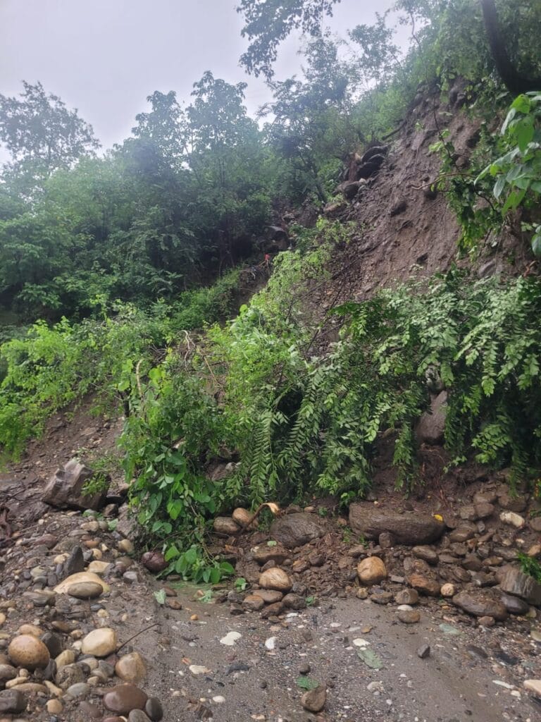 Rampur Bushahr: भारी बारिश से रामपुर में जनजीवन अस्त-व्यस्त, सेब तुड़ान पर मंडराया संकट