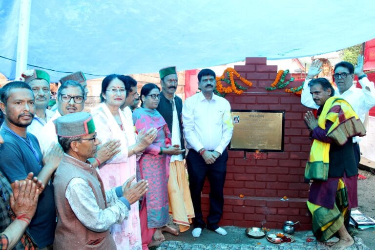 Rampur Bushahr: एसजेवीएन के निदेशक अजय कुमार शर्मा ने किया देवता महारूद्र काजल की प्राचीन कोठी के जीर्णोद्धार का वर्चुअल शिलान्यास