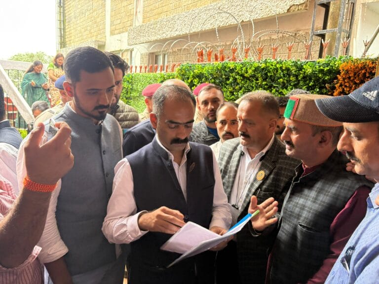 Shimla: एचपीयू में गैर शिक्षक वर्ग रिक्त पदों को भरने की मांग, पंचायती मंत्री के माध्यम से मुख्यमंत्री को सौंपा गया मांग पत्र