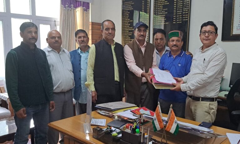 Rampur Bushahr: बड़ोग गांव की ग्राम सभा ने वन अधिकार अधिनियम के तहत एसडीएम को सौंपे 20 दावे
