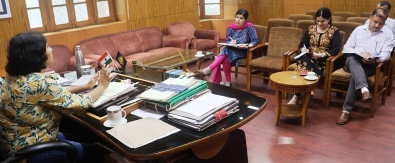 Kullu: सोशल मीडिया के माध्यम से योजनाओं का प्रचार-प्रसार तेज करें: उपायुक्त तोरल एस रवीश