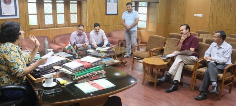kullu: मनाली में निर्माणाधीन वोल्वो बस स्टैंड का निरीक्षण, उपायुक्त ने दिए अपशिष्ट प्रबंधन और जल निकासी के निर्देश