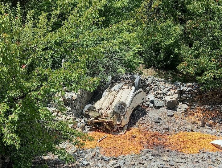 Kinnaur: भीषण सड़क हादसा पूह में: अनियंत्रित कार दुर्घटना में एक युवक की मौत, दूसरा गंभीर घायल
