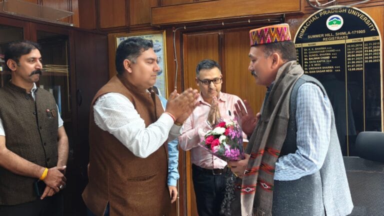 Shimla: विश्वविद्यालय कुलसचिव से मिला शिक्षक कल्याण संघ का प्रतिनिधिमंडल, रखी आवास व रेस्टोरेंट पुनः संचालन की मांग