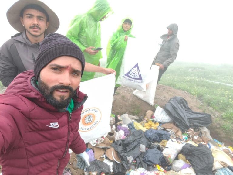 Nirmand: भारी बारिश के बीच हिमालयन ट्राइब फाउंडेशन का सफाई अभियान, रामपुर लौटी टीम