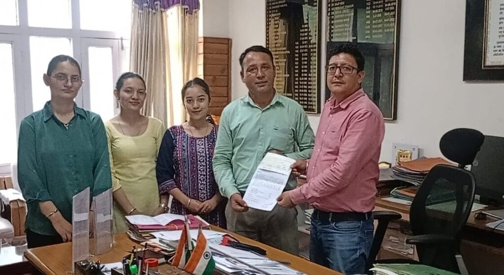 Rampur Bushahr: डंसा पंचायत की मानवता की मिसाल: मंडी आपदा पीड़ितों के लिए ₹17,100 की सहायता राशि सौंपी