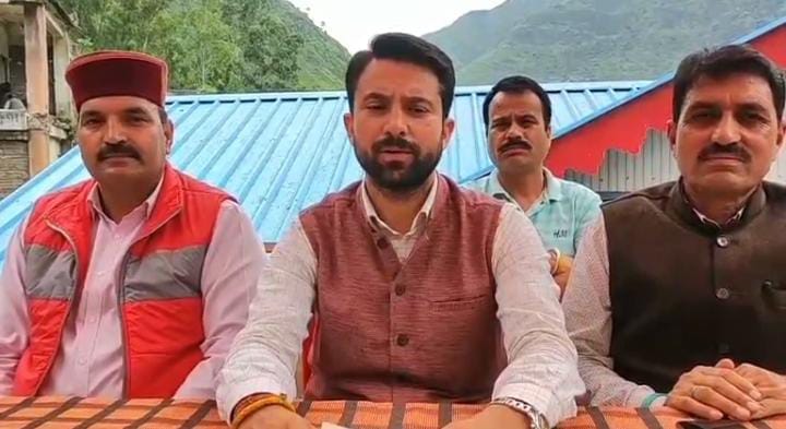 Rampur Bushahr: टिक्कर-खमाड़ी सड़क टेंडर में देरी पर भाजपा का हल्ला बोल, कौल नेगी बोले– कांग्रेस सरकार कर रही मनमानी