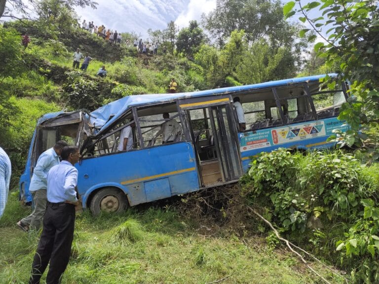 Mandi: मंडी के मसेरन में HRTC बस हादसा: 8 की मौत, 21 घायल; मुख्यमंत्री व पूर्व सीएम ने जताया शोक
