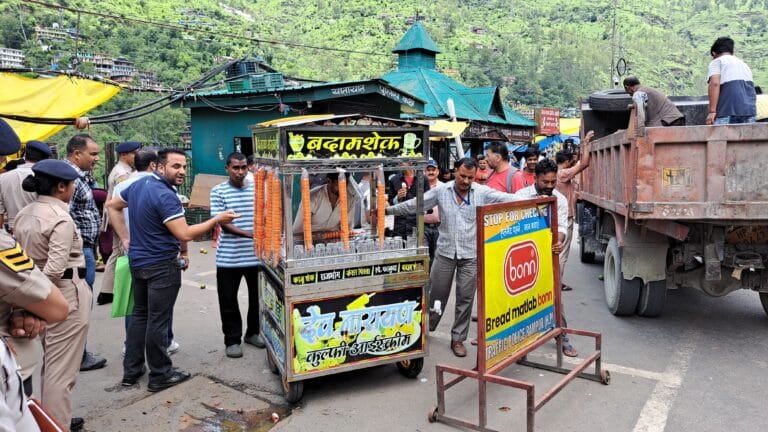 Rampur Bushahr: अवैध रेहड़ी-फड़ी वालों पर रामपुर प्रशासन का डंडा, सड़कों से हटाए कई कब्जे