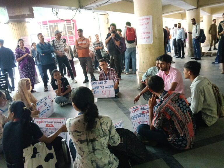 Rampur Bushahr: एसएफआई के संघर्ष की जीत: रामपुर महाविद्यालय में अगस्त से लगेगा बस पास काउंटर