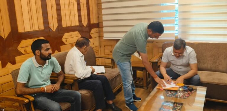 राजेश धर्माणी एनएचएआई को हमीरपुर-घुमारवीं सड़क रिपेयर के निर्देश देते हुए
