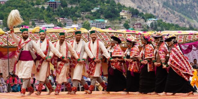 हिमाचल प्रदेश किन्नौर जिले में पारंपरिक पोशाक पहने कलाकारों द्वारा सांस्कृतिक नृत्य प्रस्तुति
