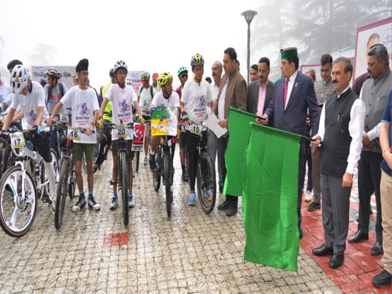 Shimla: मुख्यमंत्री सुक्खू ने अंतर्राष्ट्रीय युवा दिवस पर किया HIV जागरूकता और कार-बिन वितरण अभियान का शुभारंभ