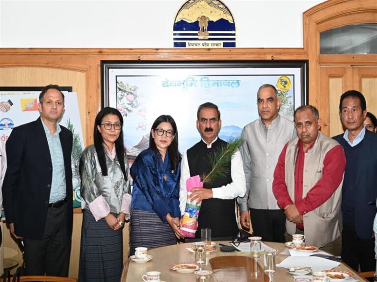 हिमाचल CM सुखविंद्र सिंह सुक्खू भूटान सरकार को 5,000 चिलगोजा पौधे भेंट करते हुए