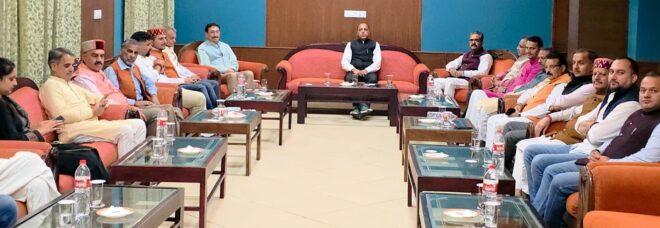 शिमला में भाजपा विधायक दल की बैठक, नेता प्रतिपक्ष जयराम ठाकुर की अध्यक्षता में विधायक रणनीति बनाते हुए