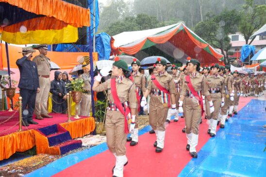 हिमाचल प्रदेश स्वतंत्रता दिवस समारोह में एनसीसी कैडेट्स की परेड, मुख्यमंत्री व अधिकारी सलामी लेते हुए