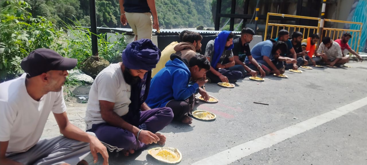 Mandi: मंडी-कुल्लू राष्ट्रीय उच्च मार्ग पर भूस्खलन से फंसे वाहन, प्रशासन ने वैकल्पिक मार्गों से निकाले यात्री