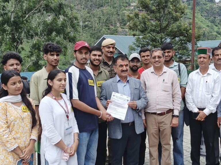 Rampur Bushahr: ABVP ने रामपुर महाविद्यालय की मांगों को लेकर कुलपति को सौंपा ज्ञापन