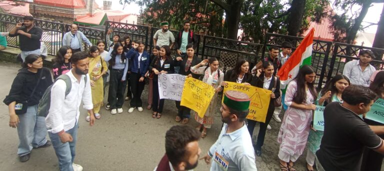 Shimla: NSUI शिमला का SSC परीक्षा घोटाले के खिलाफ ज़ोरदार प्रदर्शन, पारदर्शिता और न्याय की उठाई मांग