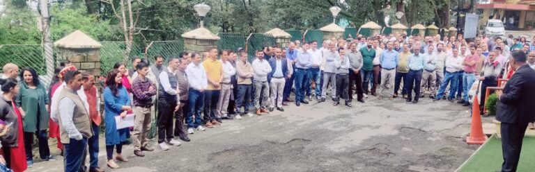 Shimla: वेतन न मिलने पर हिमाचल विश्वविद्यालय में शिक्षकों और कर्मचारियों का प्रदर्शन