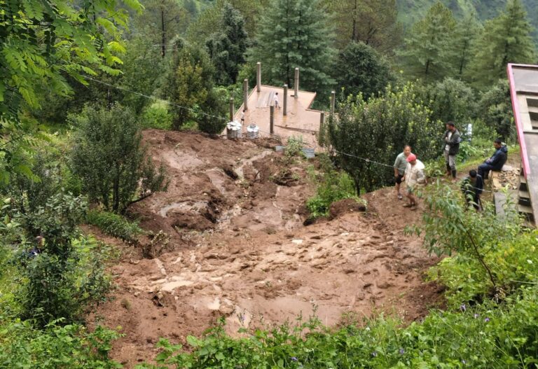 Nirmand: निरमंड के नोनू में भूस्खलन: तीन घरों को नुकसान, सेब बागानों को भारी क्षति