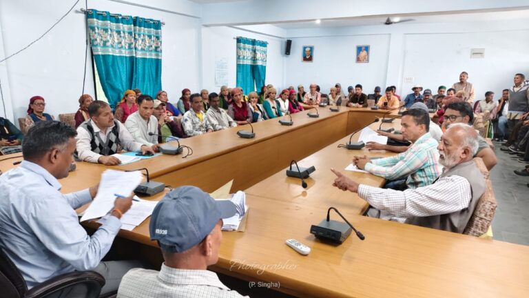 Rampur Bushahr: रामपुर हाइड्रो प्रोजेक्ट प्रभावितों का प्रदर्शन, किसानों को मुआवजा और रॉयल्टी वितरण की मिली आश्वासन