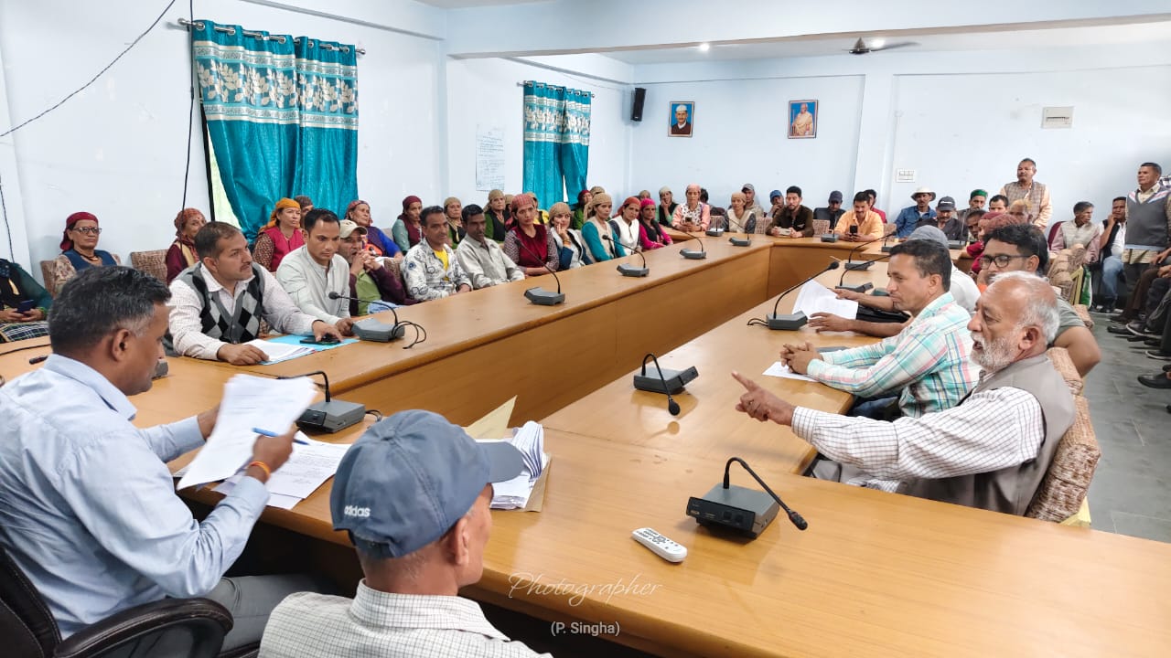 Rampur Bushahr: रामपुर हाइड्रो प्रोजेक्ट प्रभावितों का प्रदर्शन, किसानों को मुआवजा और रॉयल्टी वितरण की मिली आश्वासन