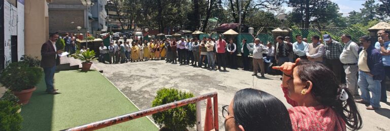 Shimla: हिमाचल विश्वविद्यालय में कर्मचारियों और प्राध्यापकों का विरोध, 48 घंटे में मांगा समाधान