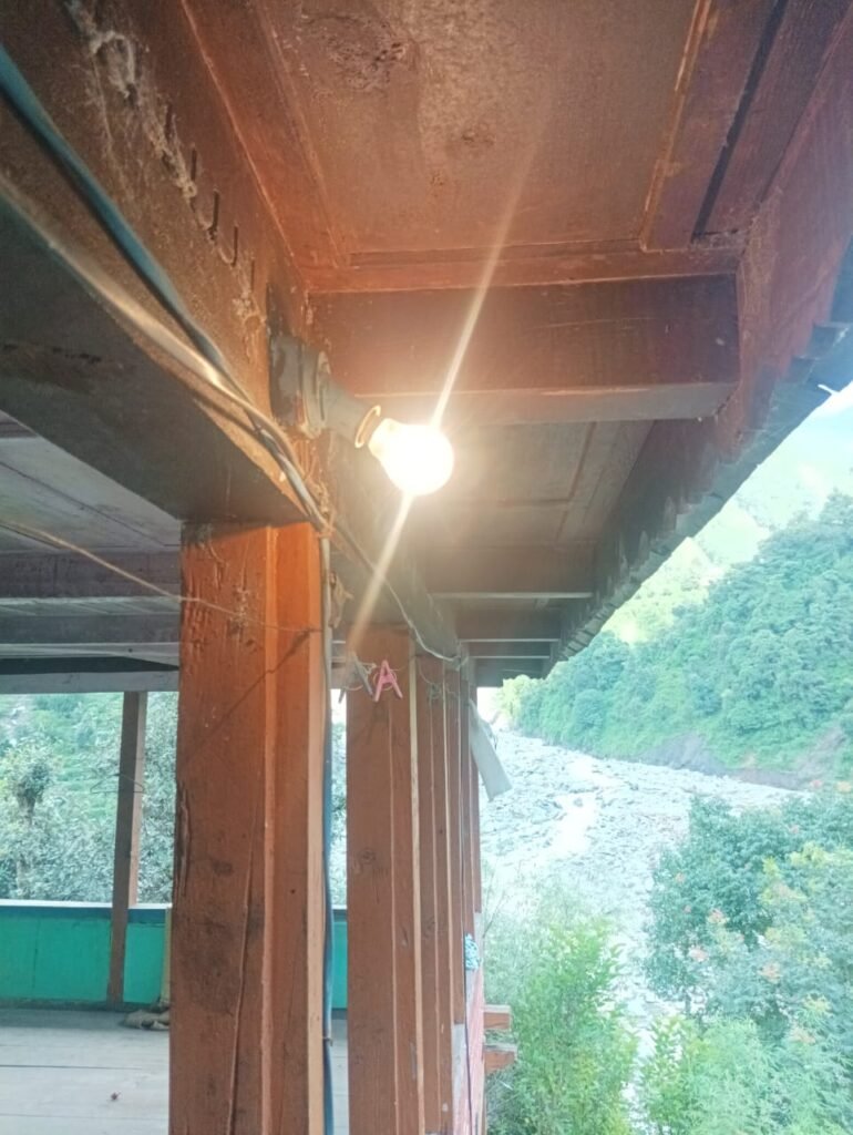 Mandi: सराज के सभी गांवों में बिजली-पानी बहाल, 182 KM सड़कों पर यातायात शुरू, 3.68 करोड़ राहत राशि वितरित
