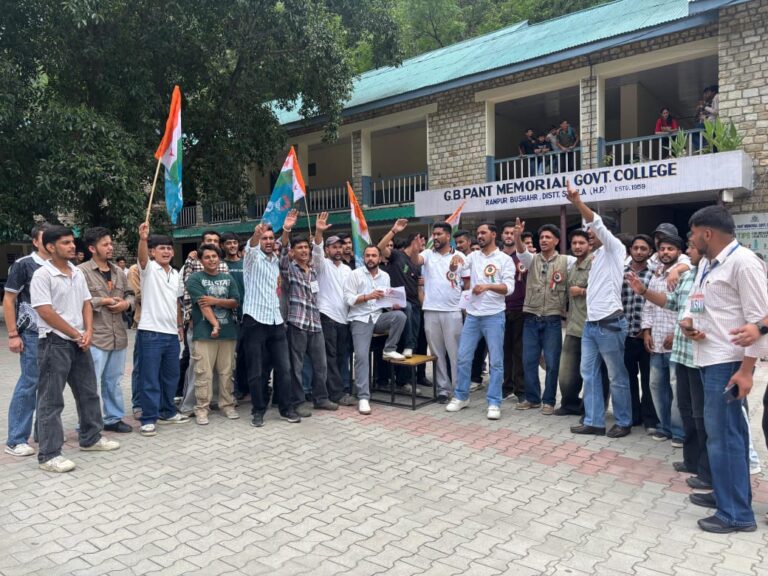Rampur Bushahr: रामपुर महाविद्यालय में संगठनात्मक बैठक एवं SSC घोटाले के विरोध में प्रदर्शन