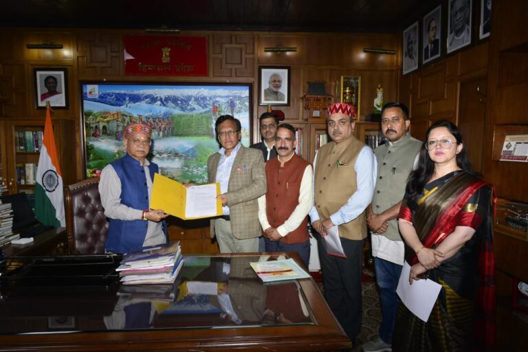 Shimla: हिमाचल प्रदेश विवि के वित्तीय संकट पर शिक्षक संघ ने राज्यपाल को सौंपा ज्ञापन