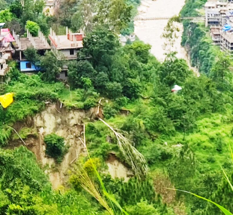 Rampur Bushahr: रचोली पंचायत में भूस्खलन खतरे की जद आए कई घर, ग्रामीणों ने लोनिवि मंत्री से मांगी राहत