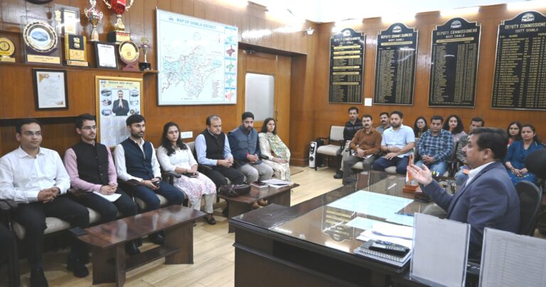 Shimla: जनहित योजनाओं में पारदर्शिता और गुणवत्ता को दें प्राथमिकता: उपायुक्त अनुपम कश्यप
