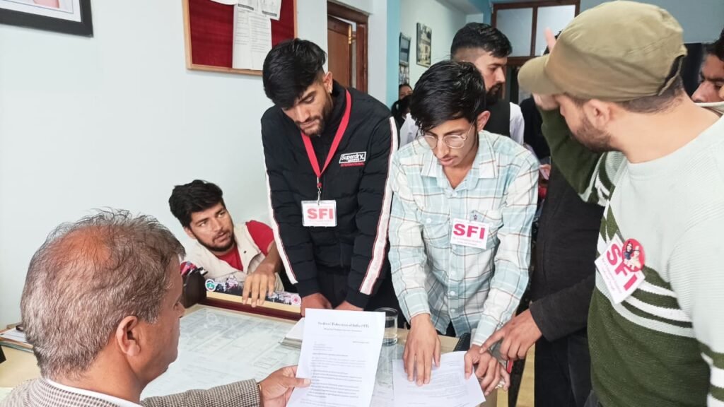 Rampur Bushahr: SFI हिमाचल प्रदेश विश्वविद्यालय इकाई ने छात्र मांगों को लेकर धरना प्रदर्शन किया