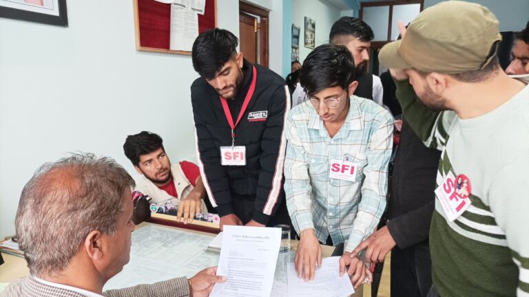 Rampur Bushahr: SFI हिमाचल प्रदेश विश्वविद्यालय इकाई ने छात्र मांगों को लेकर धरना प्रदर्शन किया