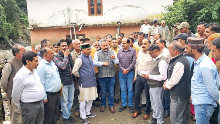 Mandi: आपदा प्रभावित सराज में जल्द बहाल होंगे शिक्षण संस्थान: शिक्षा मंत्री रोहित ठाकुर