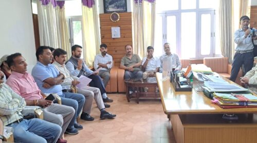 Rampur Bushahr: रामपुर विधानसभा क्षेत्र में सड़कें, स्वास्थ्य सेवाएं और परिवहन पर संकट, राज्यपाल को सौंपा ज्ञापन