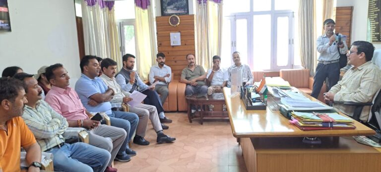 Rampur Bushahr: रामपुर विधानसभा क्षेत्र में सड़कें, स्वास्थ्य सेवाएं और परिवहन पर संकट, राज्यपाल को सौंपा ज्ञापन