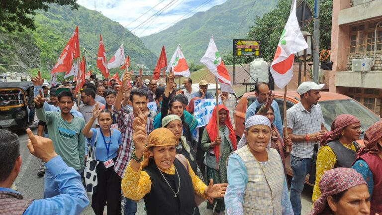 Rampur Bushahr: लुहरी परियोजना और बेदखली के खिलाफ रामपुर में किसान-बागवानों का संयुक्त प्रदर्शन
